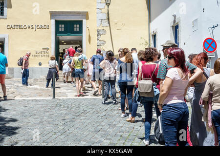 Lisbonne Portugal,Castelo quartier,Castelo de Sao Jorge,château,monument,billetterie,visiteur,ligne,file d'attente,femme femmes,homme hommes,hispanique,immigra Banque D'Images