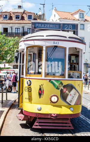 Lisbonne Portugal,Alfama,quartier historique,Tram 28,tramway du patrimoine,vintage,chauffeur,transport,hispanique,immigrants,portugais,PT1707090 Banque D'Images