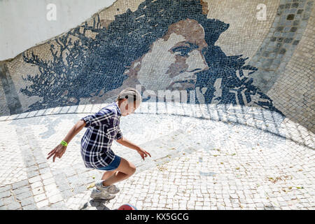 Lisbonne Portugal,Alfama,quartier historique,mur d'Amalia Rodrigues,mur de tuiles,chanteur,fado,minorités noires,race mixte,filles,enfant femelle enfants ch Banque D'Images