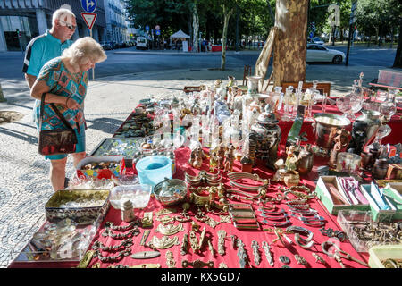 Lisbonne Portugal,Avenida Da Liberdade,marché aux puces dimanche,foire d'antiquités,vendeurs vendre, stall stands stand marché stall,hispanique homme hommes mal Banque D'Images