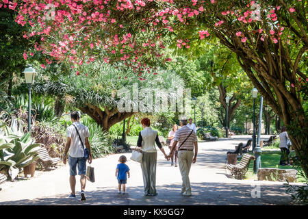 Lisbonne Portugal,Lapa,Estrela,Jardim da Estrela,parc,jardin botanique,hispanique,immigrants,homme hommes,femme femme,enfant,roulant,f Banque D'Images