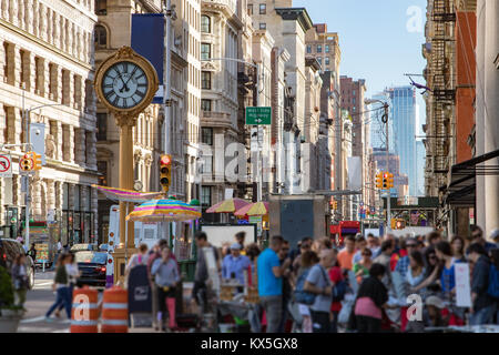 Des foules de gens shopping dans les vendeurs de rue le long des trottoirs de la Cinquième Avenue à Manhattan, New York City NYC Banque D'Images