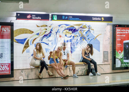 Lisbonne Portugal,Saldanha,Metro Lisboa,transports en commun,transport en commun,métro,station,plate-forme,passagers rider riders,attente,mer assise Banque D'Images