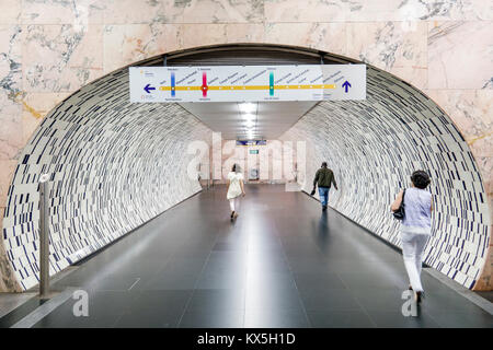 Lisbonne Portugal,Saldanha,Metro Lisboa,transports en commun,transport en commun,métro,station,tunnel,azulejos,art de carrelage,arche,panneau,direction,passager Banque D'Images