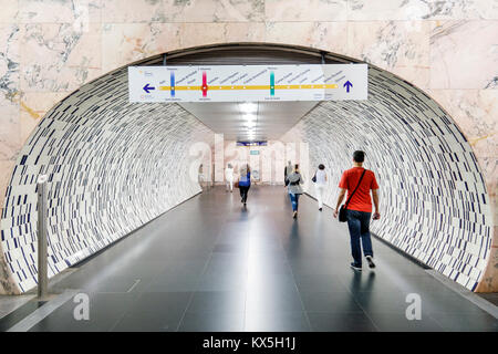 Lisbonne Portugal,Saldanha,Metro Lisboa,transports en commun,métro,station,tunnel,azulejos,art de carreaux,arc,panneau,direction,passagers rider riders,walki Banque D'Images