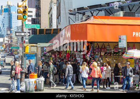 NEW YORK CITY - circa 2016 : des foules de gens sont occupés à faire du shopping dans les vendeurs de rue le long de Lafayette et de Canal Street à Manhattan, New York City. Banque D'Images