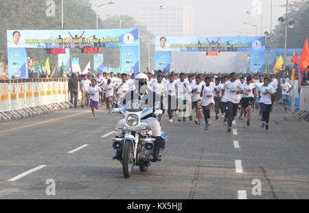 Kolkata, Inde. 07Th Jan, 2018. Kolkatha "Demi-Marathone organisée police' pour sauver la vie d'entraînement de sécurité. Credit : Sandip Saha/Pacific Press/Alamy Live News Banque D'Images