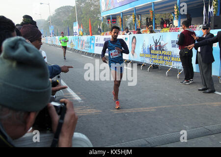 Kolkata, Inde. 07Th Jan, 2018. Kolkatha "Demi-Marathone organisée police' pour sauver la vie d'entraînement de sécurité. Credit : Sandip Saha/Pacific Press/Alamy Live News Banque D'Images