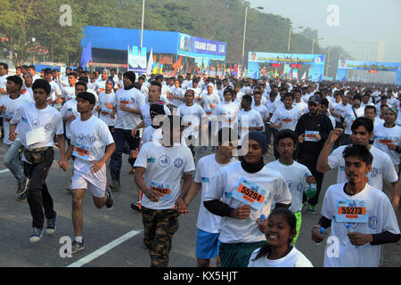 Kolkata, Inde. 07Th Jan, 2018. Kolkatha "Demi-Marathone organisée police' pour sauver la vie d'entraînement de sécurité. Credit : Sandip Saha/Pacific Press/Alamy Live News Banque D'Images