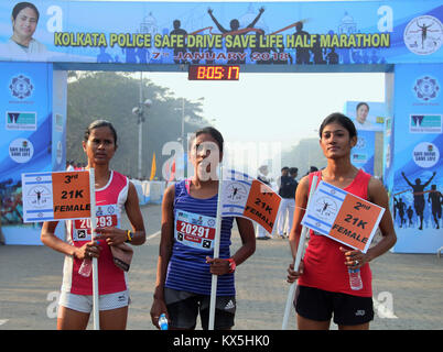 Kolkata, Inde. 07Th Jan, 2018. Kolkatha "Demi-Marathone organisée police' pour sauver la vie d'entraînement de sécurité. Credit : Sandip Saha/Pacific Press/Alamy Live News Banque D'Images