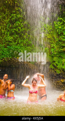 La Soufrière, Sainte-Lucie - 12 mai 2016 : Une cascade au Jardin Botanique à Sainte Lucie Banque D'Images