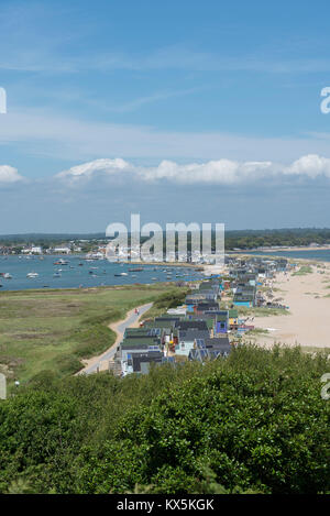 Avis de Warren Hill sur Hengistbury Head surplombant Mudeford Spit et Christchurch Harbour dans le Dorset. Banque D'Images