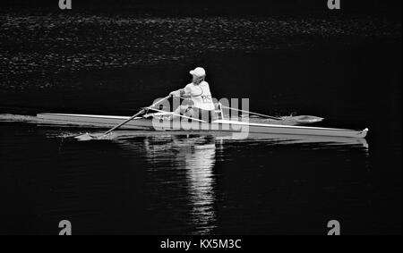 Bremen, Allemagne - 10 juin 2017 - Woman rowing une yole, reflétée dans l'eau ci-dessous Banque D'Images