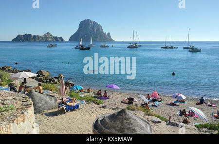 L'île d'Ibiza, Espagne - 12 juin 2017 : plage de Cala d'Hort. Cala d'Hort en été est extrêmement populaire, plage ont une vue fantastique sur l'île mystérieuse Banque D'Images