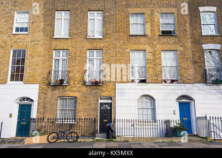 Angel, London, UK - Janvier 2018 : Façade d'Edwardian Victorian maisons d'habitation restaurée en briques de couleur jaune avec portes Banque D'Images