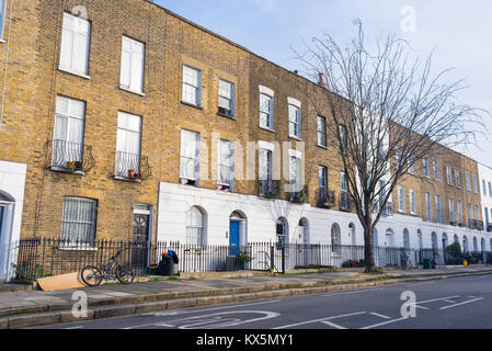 Angel, London, UK - Janvier 2018 : Rue calme dans Angel, au nord de Londres sans voitures et édouardien restauré victorienne maisons en brique jaune Banque D'Images