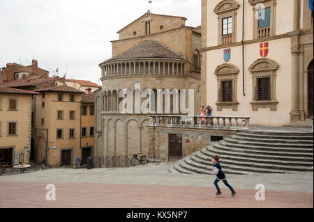 Église romane de Santa Maria della Pieve sur la Piazza Grande dans le centre historique d'Arezzo, Toscane, Italie. 5 août 2016 © Wojciech Strozyk / Alamy S Banque D'Images