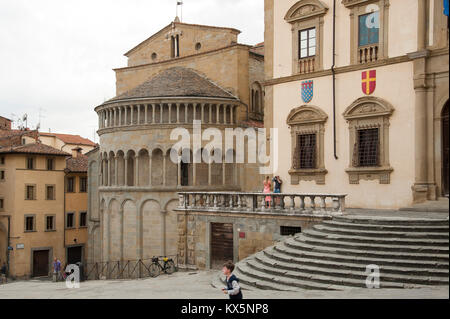 Église romane de Santa Maria della Pieve sur la Piazza Grande dans le centre historique d'Arezzo, Toscane, Italie. 5 août 2016 © Wojciech Strozyk / Alamy S Banque D'Images