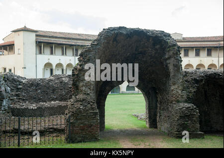 Amphithéâtre romain (amphithéâtre Romain) de II AD et Museo Archeologico statale Gaio Cilnio Mecenate (Caius Cilnius Maecenas Archéologique National Banque D'Images