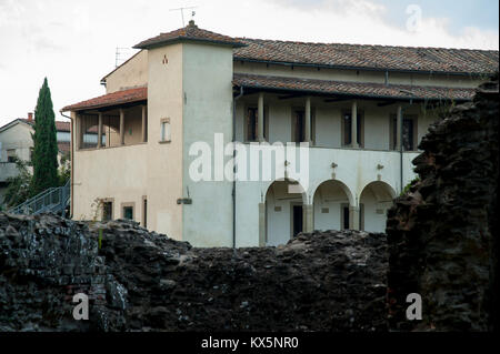 Amphithéâtre romain (amphithéâtre Romain) de II AD et Museo Archeologico statale Gaio Cilnio Mecenate (Caius Cilnius Maecenas Archéologique National Banque D'Images