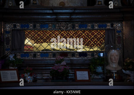 Corps préservé de Santa Margherita da Cortona (Sainte Marguerite de Cortone) dans un cercueil en argent Santuario e Basilica di Santa Margherita (Basilique de Banque D'Images