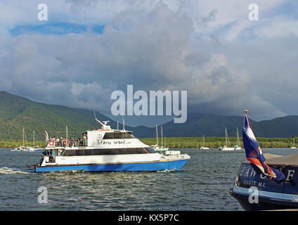 La vue au-delà de la poupe du Seawolf magnifique à la fin du quai à Marlin Marina sur Trinity Inlet à Cairns QLD Australie Banque D'Images