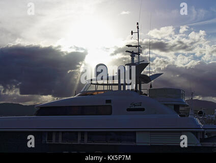 Mon esprit se découpant contre le soleil au-dessus de la dernière torche nuage au coucher du soleil au-delà des approches Marlin Marina sur Trinity Inlet à Cairns QLD Australie Banque D'Images