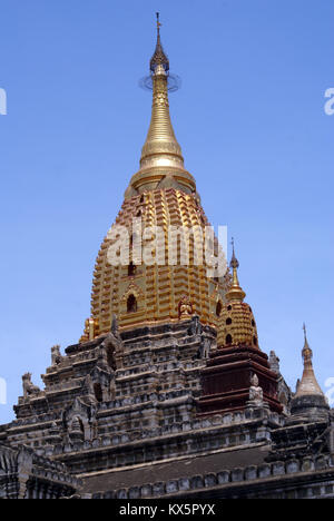 Golden spire d'Ananda temple de Bagan, Myanmar Banque D'Images