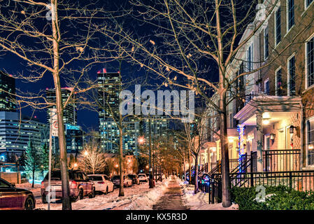 Photo de nuit d'un quartier de North York, Toronto, de neige et de décoration de Noël Banque D'Images