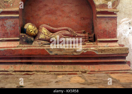 Bouddha couché rouge dans Dhammayan Gyi temple de Bagan, Myanmar Banque D'Images