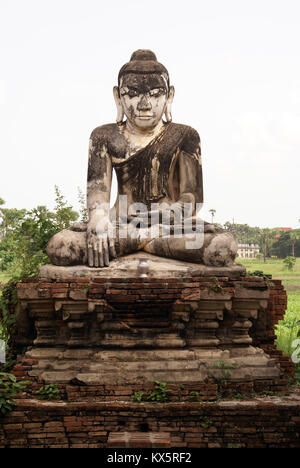 Bouddha assis sur le mur de brique à Inwa, Mandalay, Myanmar Banque D'Images