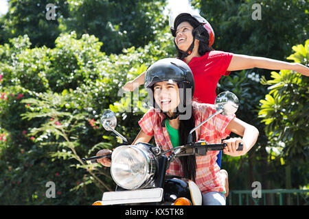 2 jeunes filles indiennes ami Moto Ride s'Amusant Cheerful Banque D'Images
