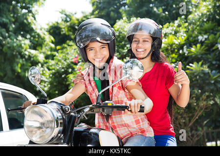 2 jeunes filles indiennes ami Bullet Ride Bike Fun Cheerful Banque D'Images