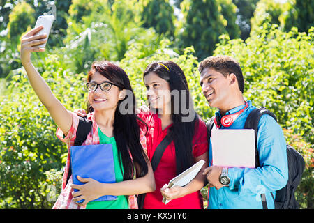 3 Indian College Students standing Amis auto parc Mobile Portrait Banque D'Images