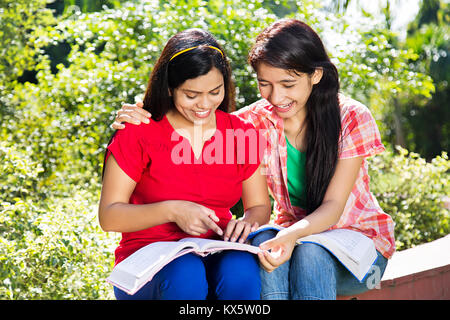 2 Indian College Girls Livre Étudiant Étudiant Hands Clapping Jardin Banque D'Images