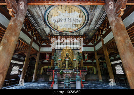 Statue de Bouddha dans le Butsuden Hall (salle du Bouddha) au temple Daitoku-ji à Kyoto, Japon, KYOTO, JAPON - 22 OCTOBRE : Temple Daitoku-ji à Kyoto, au Japon, le Banque D'Images