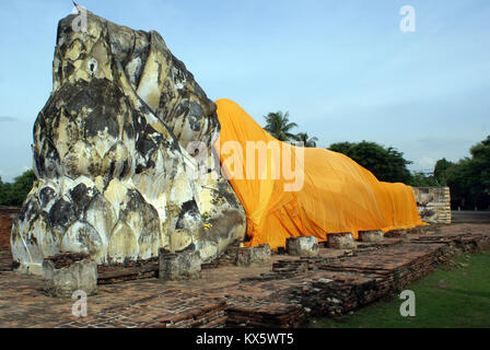 Bouddha couché en wat Lokaya Suttha à Ayuthaya, Thaïlande Banque D'Images