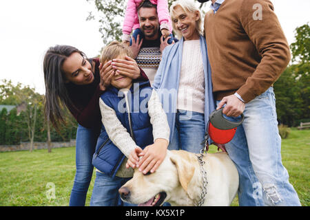 Grande famille chien labrador positive avec passer du temps ensemble dans le parc Banque D'Images