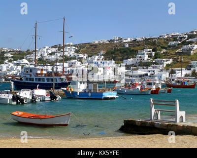 Banc blanc sur le front de mer et le Vieux port de Mykonos, l'île de Mykonos, Grèce Banque D'Images