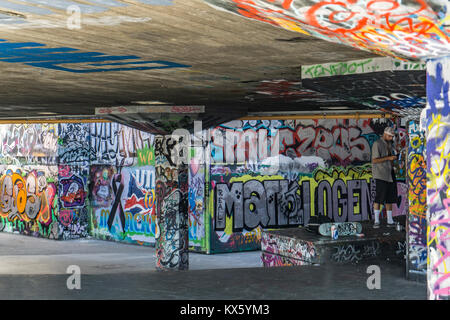 Skate park couvert de graffitis à Southbank, Londres. Banque D'Images