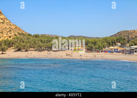MATALA BAY, Crète , Grèce- 1er mai : Les gens et des restaurants de la plage de Matala en Crète, Grèce. La plage de Matala est l'une des plus belles plages Banque D'Images