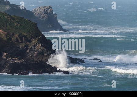 L'état de la mer autour des pointes rocheuses de Newquay sur la côte nord des Cornouailles. Banque D'Images