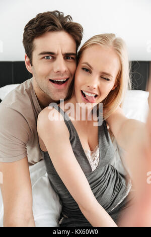 Couple faisant l'amour au lit Photo Stock - Alamy
