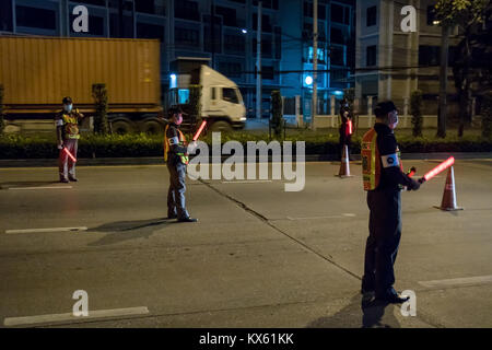 Thaïlande, Bangkok, DEC 16 2016, les officiers de police inspecter les voitures sur la route de nuit de Bangkok. Patrouille de nuit en ville. Inspection du véhicule. Banque D'Images