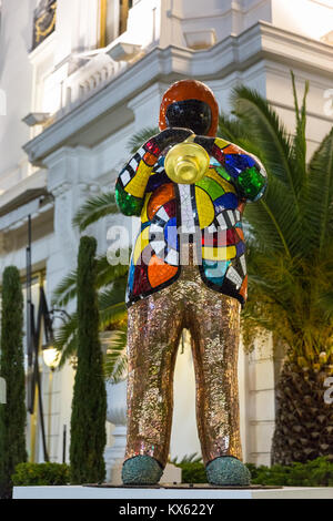 Sculpture du musicien de jazz Miles Davis par artiste Niki de Saint Phalle, à l'extérieur de l'hôtel Negresco, Promenade des Anglais, Nice, France Banque D'Images