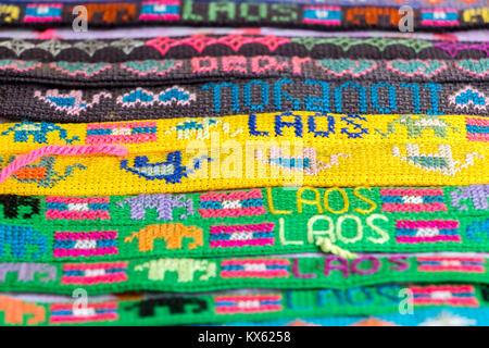 LAOS, Luang Prabang, le 30 mai 2017, une vue détaillée du bracelet coloré dans un magasin offre. Bracelet fait main dans une rangée, close-up, village Hmong au Laos. Banque D'Images