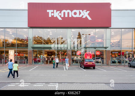 Les clients quitter TK Maxx Store en retail park. Reading, Berkshire, FR, UK Banque D'Images