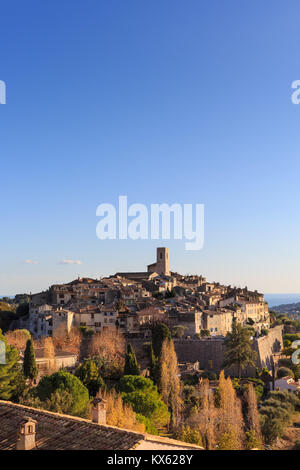 Vue vers la ville médiévale de St Paul de Vence, Alpes Maritimes, vers la mer, d'Azur, Cote d'Azur, France Banque D'Images