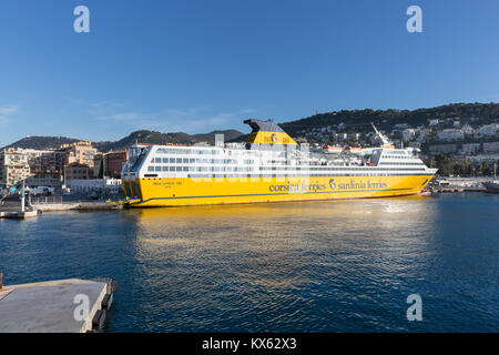 Corsica Ferries, ferry grand navire ancré à Port Lympia, Port de Nice, Côte d'Azur, France Banque D'Images