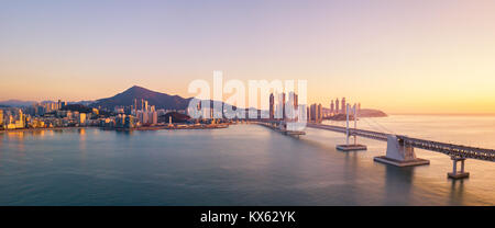 Pont Gwangan et Haeundae vue aérienne au lever du soleil, Busan, Corée du Sud Banque D'Images